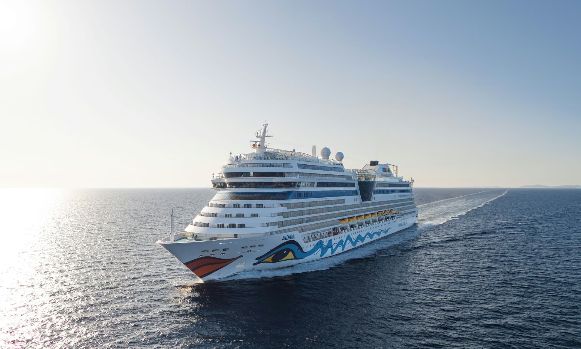 AIDA Kreuzfahrtschiff auf offener See